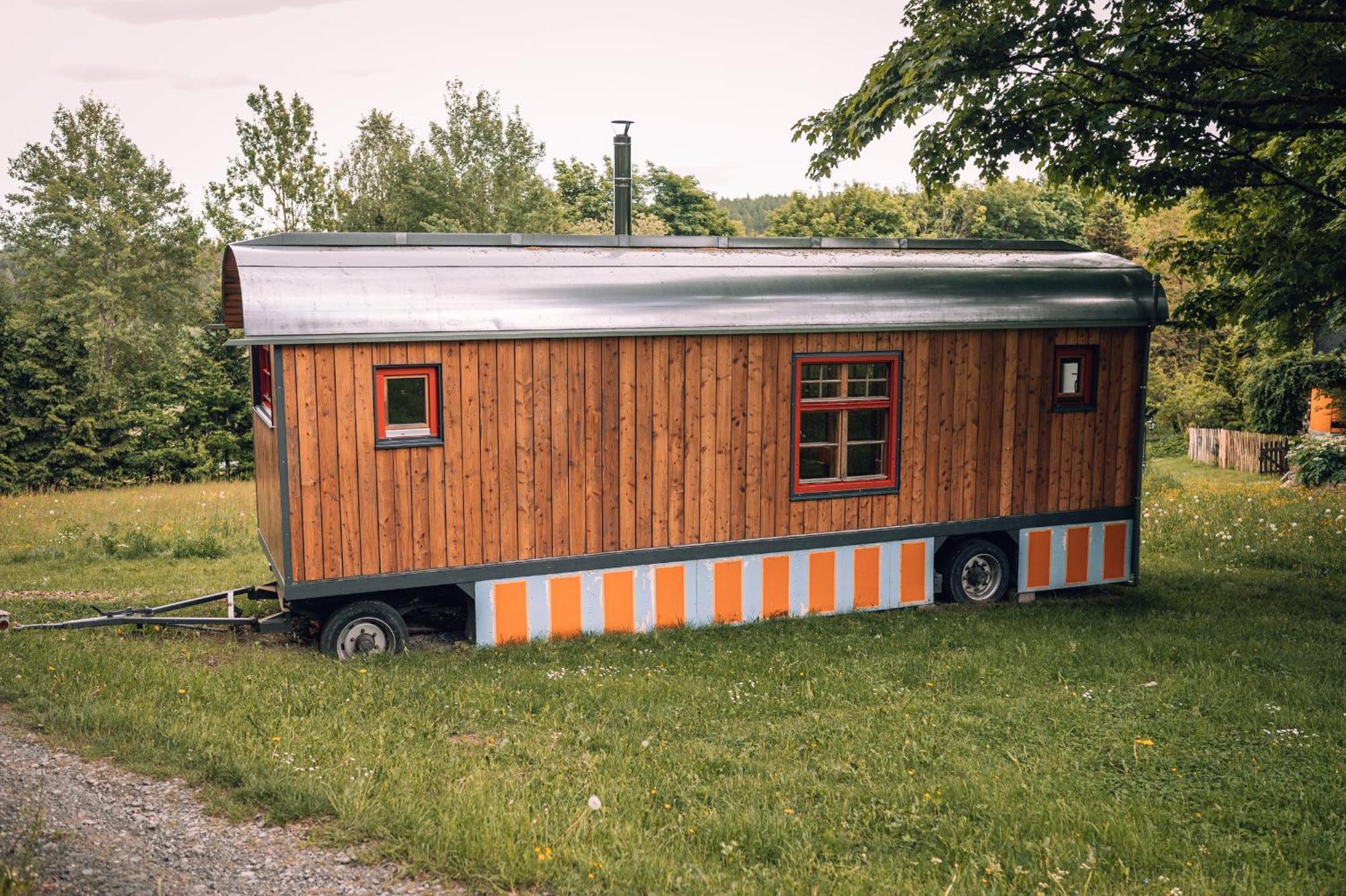 Benno Der Wagen - Kreativ Gestaltetes Tiny House Am Waldrand Nahezu Alleinlage Rennsteig Gruenes Band Pur Hund Willkommen Holiday home *