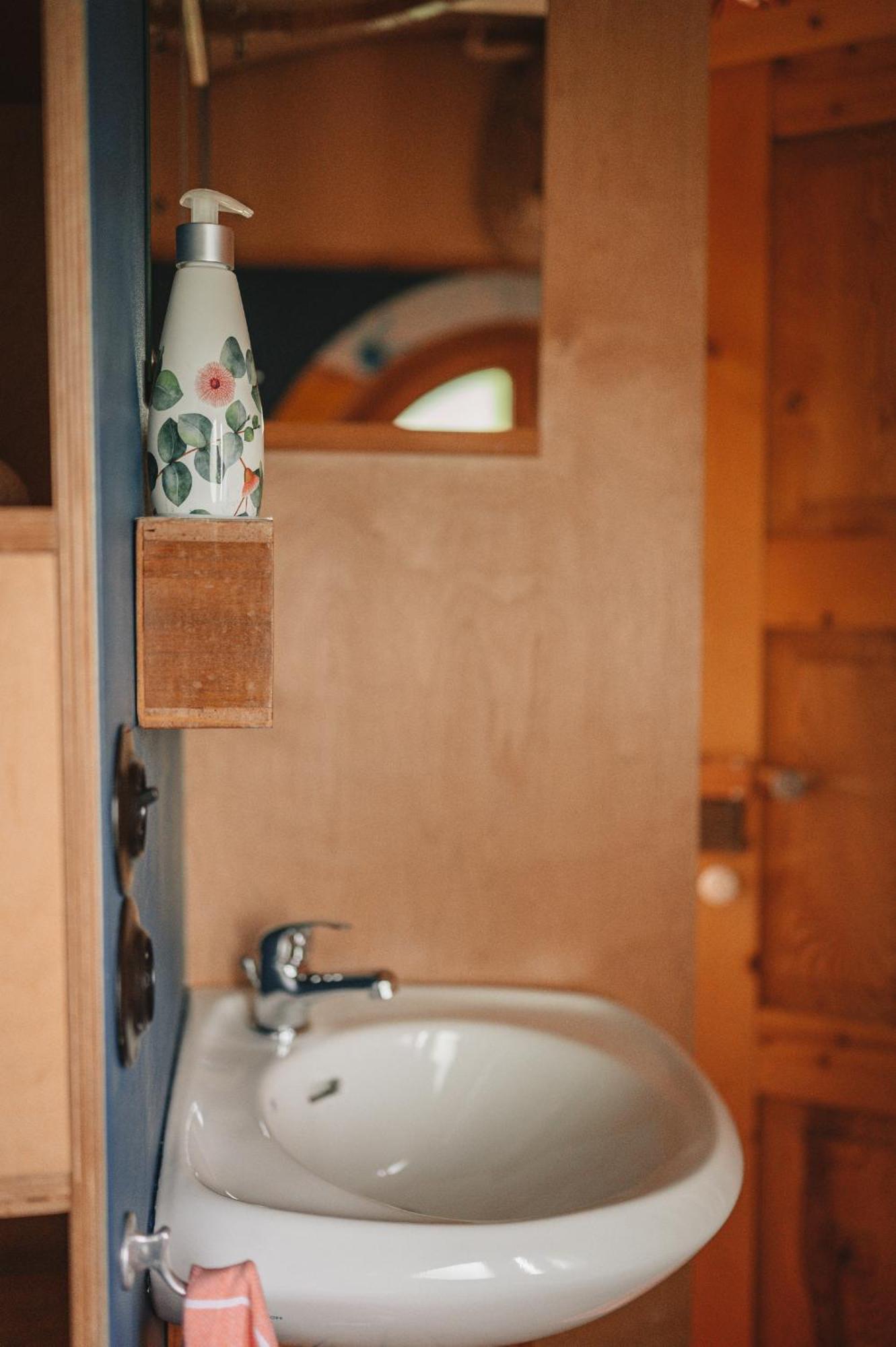 Benno Der Wagen - Kreativ Gestaltetes Tiny House Am Waldrand Nahezu Alleinlage Rennsteig Gruenes Band Pur Hund Willkommen