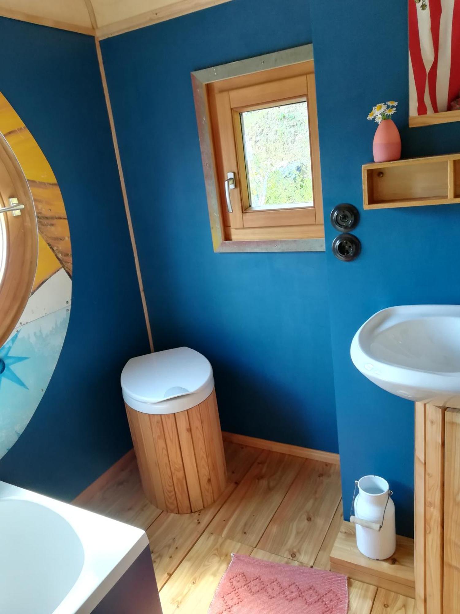 Holiday home Benno Der Wagen - Kreativ Gestaltetes Tiny House Am Waldrand Nahezu Alleinlage Rennsteig Gruenes Band Pur Hund Willkommen
